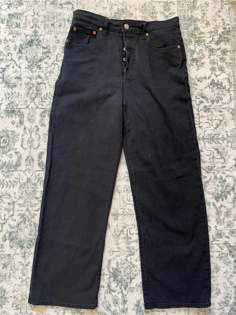 Black Levi’s ribcage straight ankle jeans